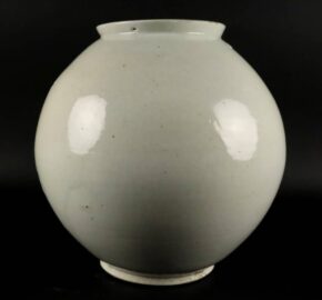 広島市安佐北区のお客様より、李朝時代 白磁製 満月壷を買取りました